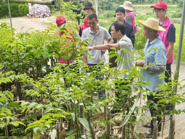 机器人学院农村科技特派员田间送“智”富经赋能平塘振兴
