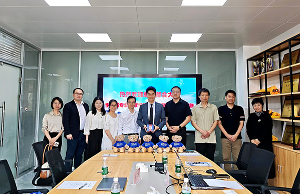 香港都会大学李嘉诚专业进修学院代表团到访机器人学院共商合作新...