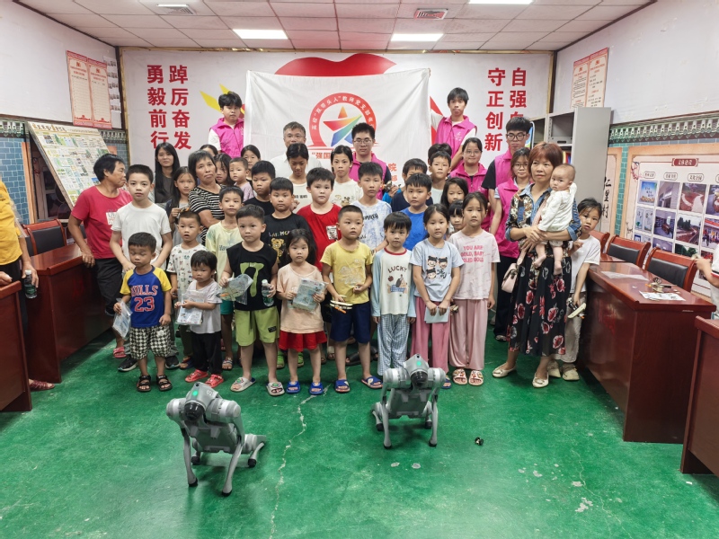 机器人学院“强国行”团队联合体育健康学院康养团队...