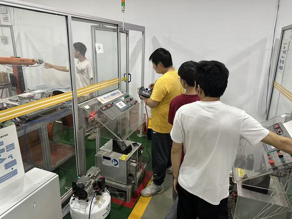 实训实操育匠心 技能赋能促升级 校企协同育人  机器人学院为华生...