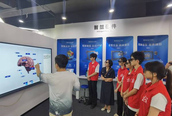 广科院师生携“数孪星火”赴珠深企业 测试国产设备问诊智造转型