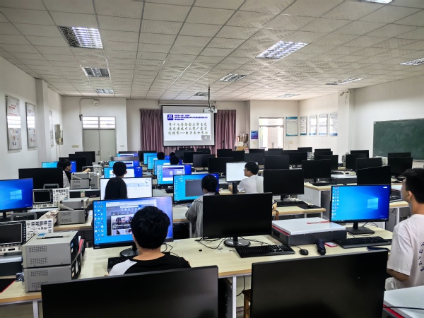 英国威廉集团官网师生在17届全国大学生先进成图技术与产品信息建...