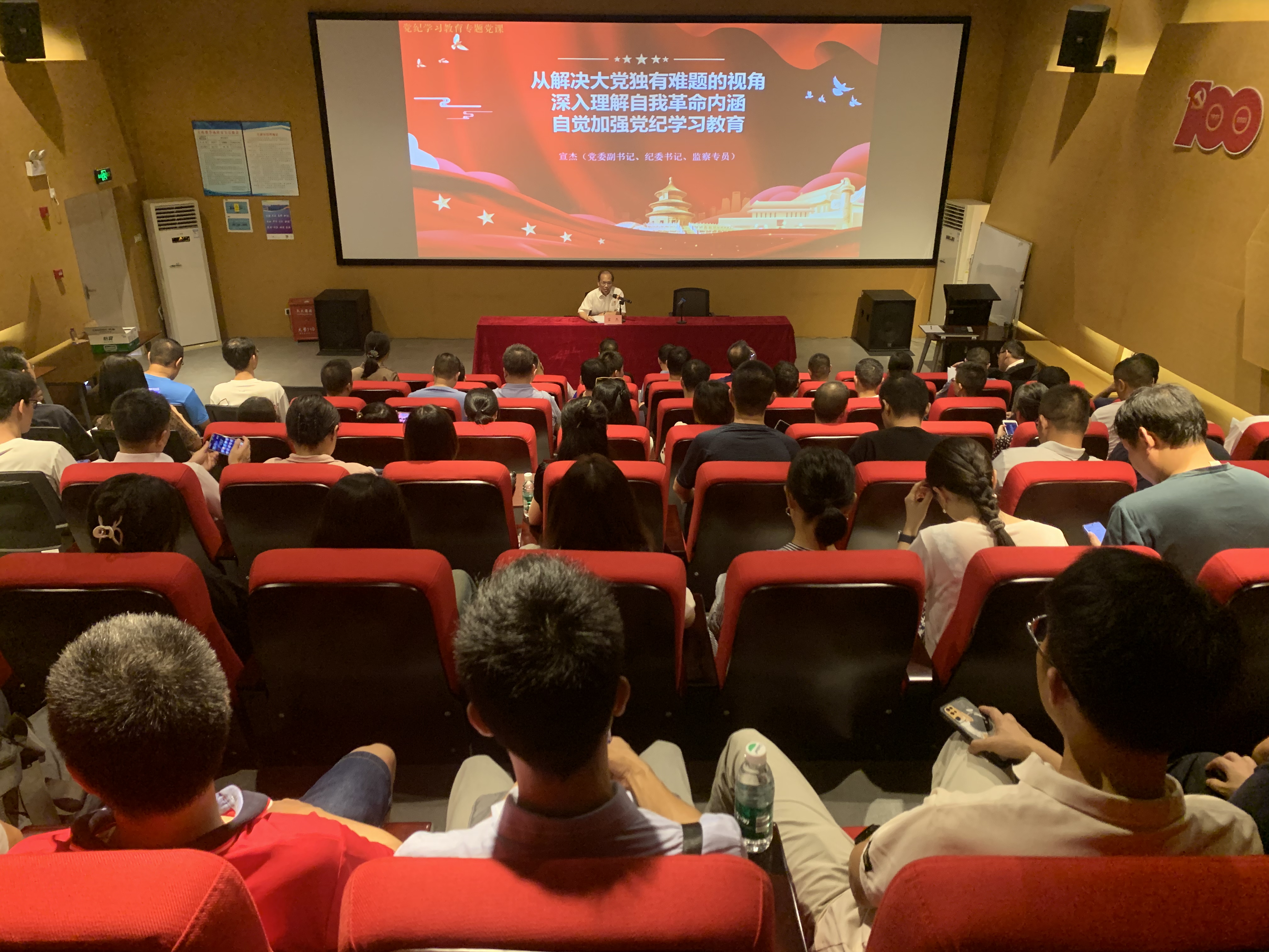 学校党委副书记、纪委书记、监察专员宣杰到机器人学...